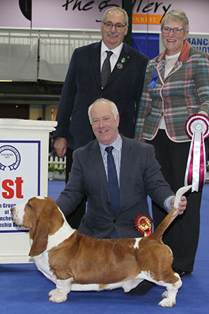 Mr P Freer Ch & It Ch Switherland Smart Image with group judge Miss E W Newton & Mr S Atkinson (Chairman)