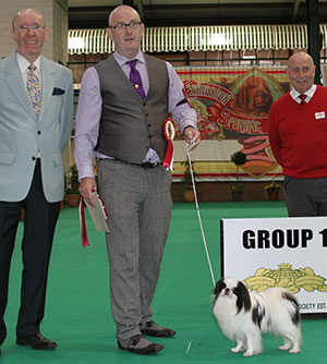 Ms T Pearce & Ms S Hann Rakuchin Kenji Na with group judge Mr A Wight & Mr P Galvin (Royal Canin)