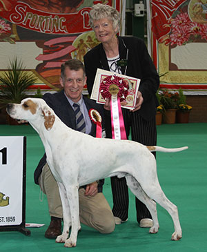 Mrs D O'Neill & Miss J O'Neill Sh Ch Chesterhope Thrill Of T Chase (Imp) with group judge Mrs A Webster 