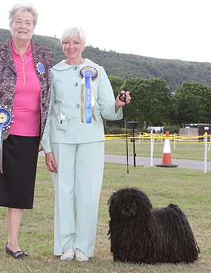 Mrs C M Knight Ch Weetoneon Polly Flinders with group judge Mrs C E Cartledge 