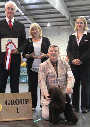 Mr T S Isherwood & Mrs A Evans Ch Vanitonia As You Wish with group judge Mr S Mallard, Mrs S St Maur Thorp (Assistant Secretary) & S Langdon (Royal C)