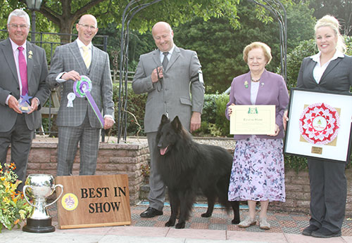 Mr P & Mrs J Lawless & Miss K Lawless Ch & Ir Ch Revloch Figo with BIS judge Mr G Robertson, Mrs A Hodsoll (Secretary) & Mr D Creech (Chairman)