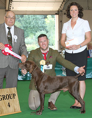 Mrs L Trow, Mr D Smith & Mrs M Reichmuth NZ Sp Gr Ch Grand Arosa Ur Upperclass with group judge Mr C Woodward & E Moorhouse (Royal Canin)
