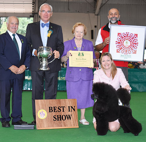 Miss M Harwood Ch Minarets Best Kept Secret with BIS judge Mr W Browne-Cole, Mrs A Hodsoll (Secretary), Mr B Limpus (Chairman) & Mr A Bongionvanni 