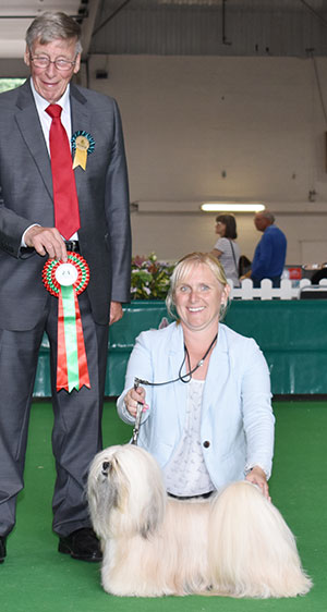 Mr & Mrs M Gregson Gallerio Golden Boy with spbeg group judge Mr J Carter
