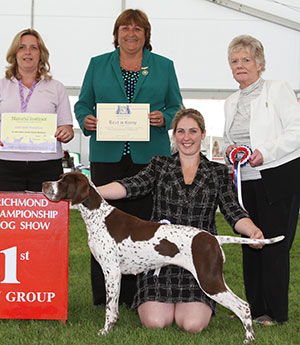 Mrs S Dyer & Miss S Dyer Sh Ch Sharnphilly Juici Cuture JW with group judge Mrs A Webster, Mrs H Male (Acting Treasurer) & S Kinge (Natural Instinct)