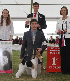 Mr V Malzoni Am Ch Hampton Court's Machida with group judge Susan Kealy, Mr B Hanney (Committee) & P Cox (Natural Instincts) 