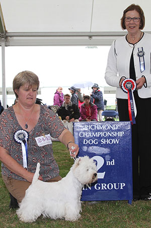 Mrs T Squire Dashing Devil's La Diva with group judge Susan Kealy