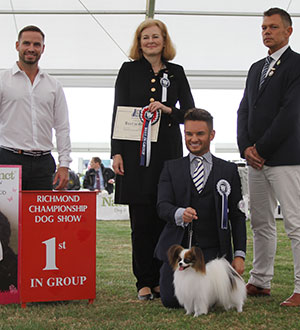 Mrs I & Mr G Robb Ch Gleniren Shootin Starmaker Sunshoo with group judge Annukka Paloheimo, Mr D Clarke (Chief Steward) & Mr A Smallman (Natural In)