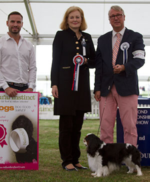 Dr A Schemel Ch Tudorhurst Commodore with group judge Annukka Paloheimo & Mr A Smallman (Natural Instincts)