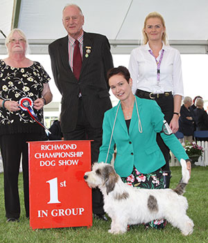 Mrs S Robertson & Mrs W Doherty Ch Soletrader Magic Mike with group judge Mrs S Hewart-Chambers, Mr N Bryce-Smith (Chairman) & E Cooper (NI) 