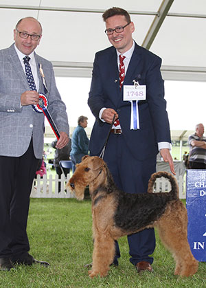 Mr M F Fernandez & Mr C J Purnell Ch Jokyl Gold Star JW with group judge Mr S Plane 