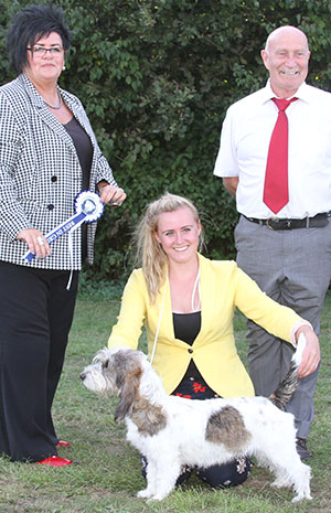 Mrs S & Mr O Robertson & Miss E Robertson Soletrader Beatrix Potter with puppy group judge Mrs M M Waddell & Mr P Galvin (Royal Canin) 