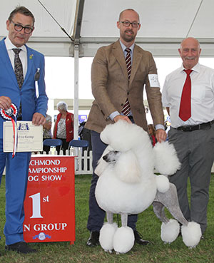 Mt J Lynn & Mr T Isherwood & Mrs M Nilsson Afterglow Poppa Don't Preach with group judge Mr K Jarvinen & Mr P Galvin (Royal Canin) 