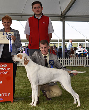 Mrs D O'Neill & Miss J O'Neill Sh Ch Chesterhope Thrill Of T Chase (Imp) with group judge Ms I Glen & Mr R Furnell (Royal Canin)