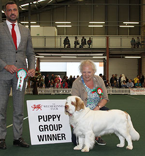 Mrs L J & Mr R E Thorogood Winhampton Over The Yardarm Of Harrifield with puppy group judge Mr M Cocozza