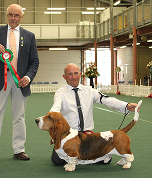 Mr I & Mrs J Seddon Ch Sedonia's Royal Intruder with group judge Dr G Bodegard 