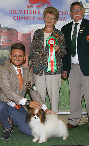 Mrs I & Mr G Robb Gleniren Stardustmaker Sunshoo with group judge Mrs J Jolley & Mr T M Evans (Asst Show Manager)