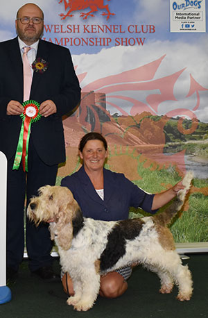 Mrs F Buchanan & Mr M Maclaren Ch & Ir Ch Tarmachan Cartier with group judge Mr R Greaves