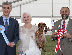 Mrs L Coxon Distinctly So D'Arisca with puppy group judge Mr P R Eardley) & Mr A Bongiovanni (Royal Canin) 