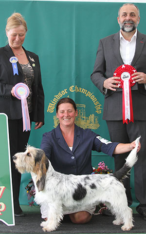 Mrs F Buchanan & Mr M Maclaren Tarmachan Nice Over Ice with puppy group judge Miss J Dove & Mr A Bongiovanni (Royal Canin)