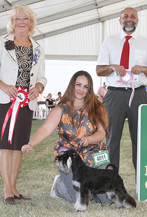 Miss J Jockute Titan Nuo Bjaurybes with puppy group judge Mrs L Salt & Mr A Bongiovanni (Royal Canin) 